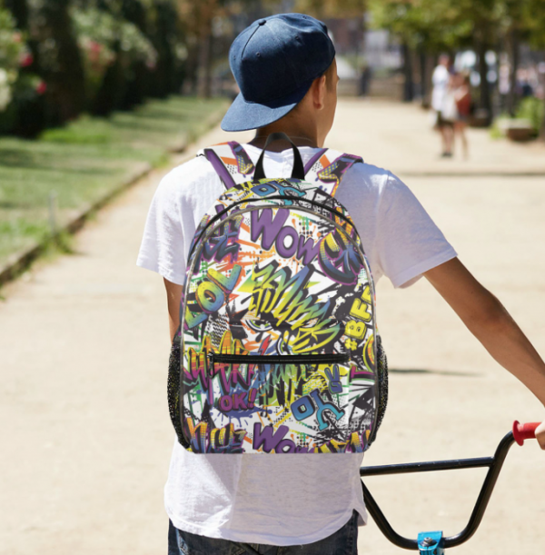 Desain tas dengan aksen graffiti dan warna-warna cerah